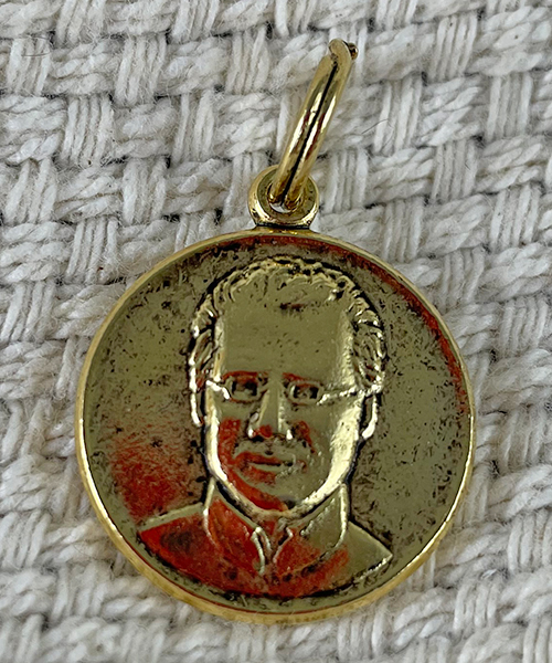 Round gold Seelos medal