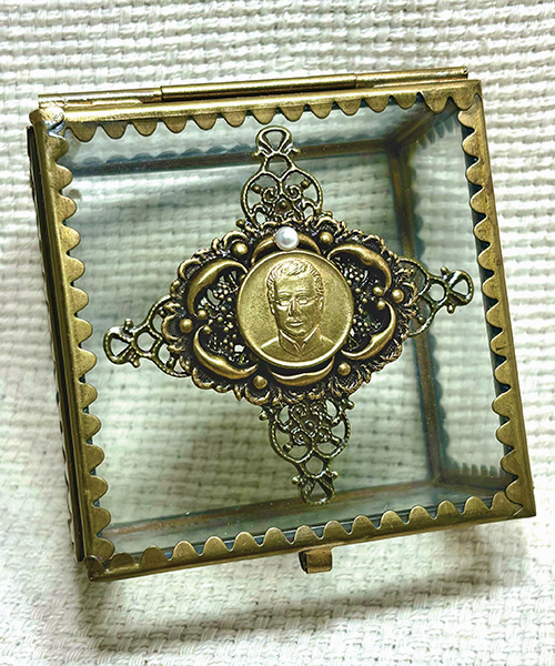 Seelos glass rosary box